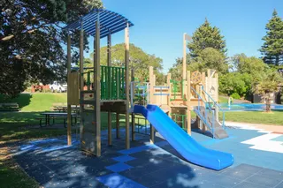 [source: kapiti-coast https://www.kapiticoast.govt.nz/explore-kapiti/recreation/parks-and-reserves/parks/marine-gardens-playground/]
