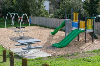 [source: kapiti-coast https://www.kapiticoast.govt.nz/explore-kapiti/recreation/parks-and-reserves/parks/leinster-avenue-reserve/]