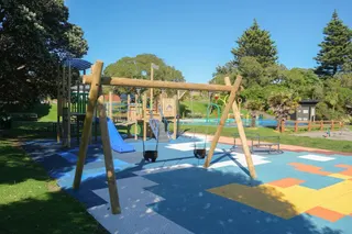 [source: kapiti-coast https://www.kapiticoast.govt.nz/explore-kapiti/recreation/parks-and-reserves/parks/marine-gardens-playground/]