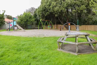 [source: kapiti-coast https://www.kapiticoast.govt.nz/explore-kapiti/recreation/parks-and-reserves/parks/elizabeth-rose-reserve/]