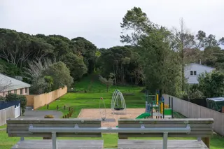 [source: kapiti-coast https://www.kapiticoast.govt.nz/explore-kapiti/recreation/parks-and-reserves/parks/leinster-avenue-reserve/]
