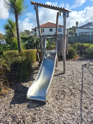 Glen bay close, hugh green Park and playground photo 3