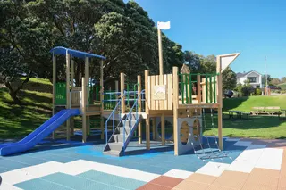 [source: kapiti-coast https://www.kapiticoast.govt.nz/explore-kapiti/recreation/parks-and-reserves/parks/marine-gardens-playground/]
