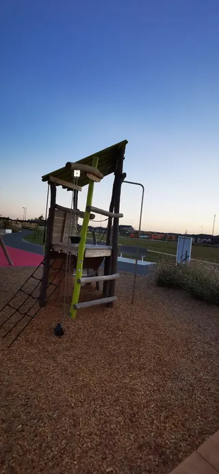 Acland Park reserve and playground photo 8