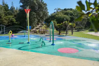 [source: kapiti-coast https://www.kapiticoast.govt.nz/explore-kapiti/recreation/parks-and-reserves/parks/marine-gardens-playground/]
