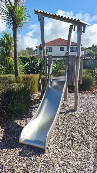 Glen bay close, hugh green Park and playground photo 2