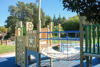 [source: kapiti-coast https://www.kapiticoast.govt.nz/explore-kapiti/recreation/parks-and-reserves/parks/marine-gardens-playground/]
