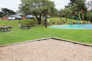 [source: kapiti-coast https://www.kapiticoast.govt.nz/explore-kapiti/recreation/parks-and-reserves/parks/marine-gardens-playground/]