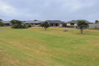 [source: kapiti-coast https://www.kapiticoast.govt.nz/explore-kapiti/recreation/parks-and-reserves/parks/pharazyn-avenue-playground/]