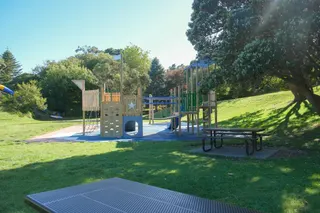 [source: kapiti-coast https://www.kapiticoast.govt.nz/explore-kapiti/recreation/parks-and-reserves/parks/marine-gardens-playground/]